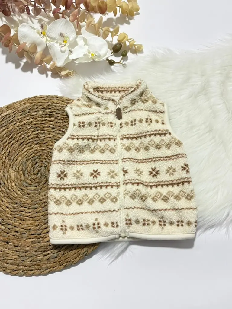 Chaleco navideño con figuras, body gris, y pantalon tipo lona · talla 9 Meses