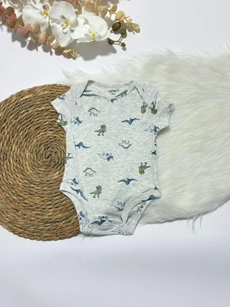 Sueter celeste, body de dinosaurios y pants celeste normal · talla 3 Meses